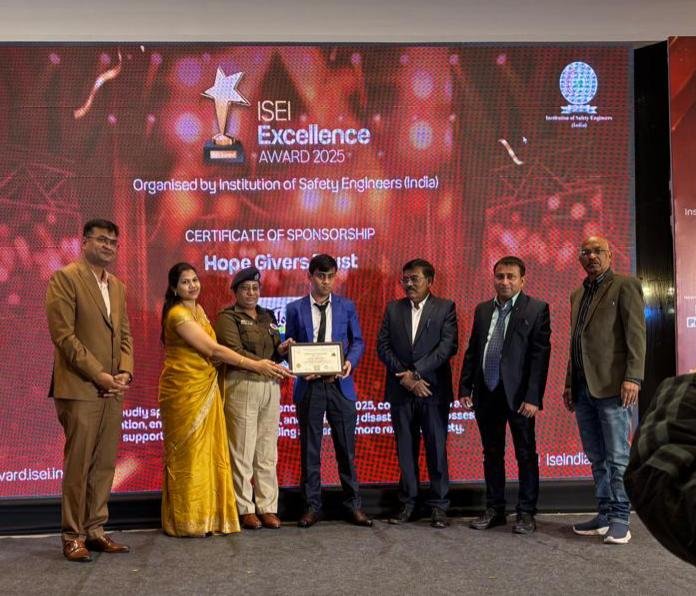 ISEI द्वारा रायपुर में आयोजित समारोह में यातायात पुलिस दुर्ग सम्मानित