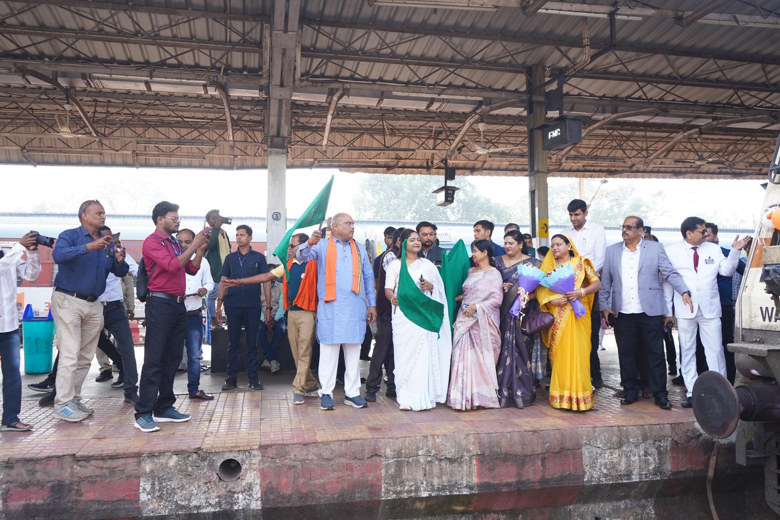 दुर्ग से अयोध्या धाम के लिए विशेष श्रद्धालु ट्रेन रवाना, विधायक ललित चंद्राकर ने दिखाई हरी झंडी