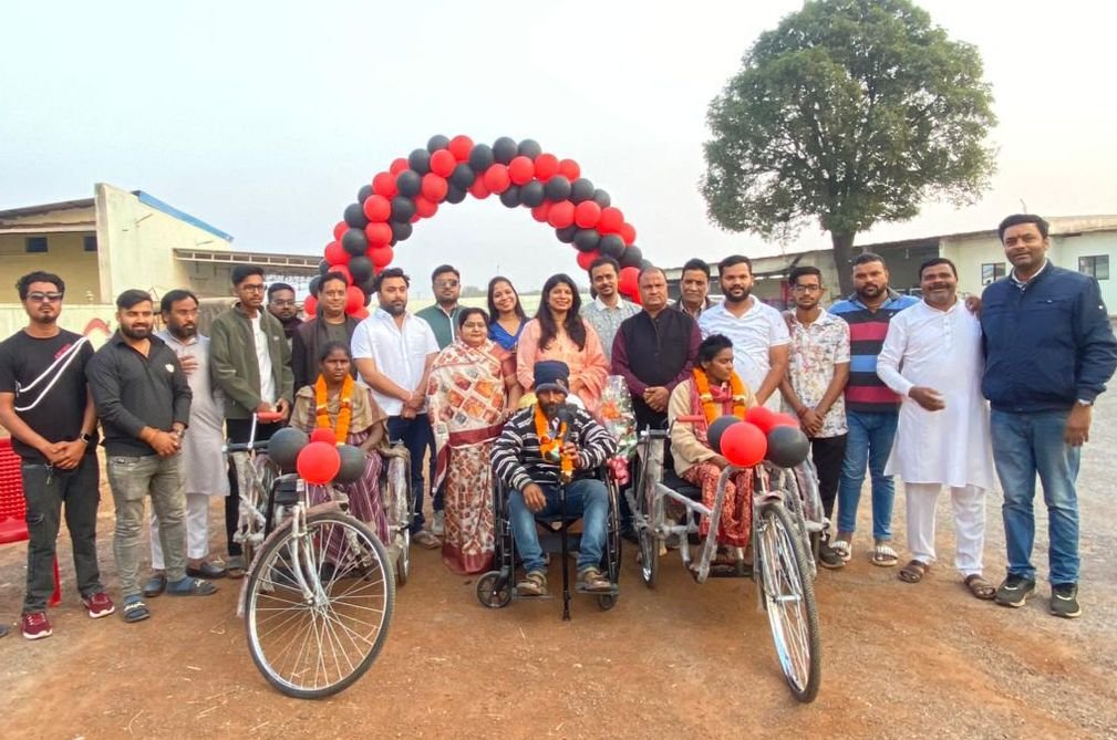 पैदल लड़खड़ाते एवं बैसाखियों के सहारे आए दिव्यांग जन, ट्रायसिकल- व्हीलचेयर एवं बैसाखी लेकर खुशी-खुशी गए घर 