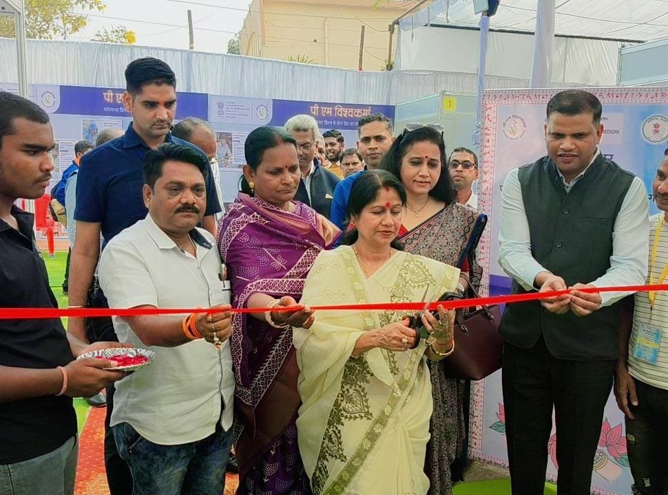 दीपप्रज्वलन कर महापौर ने किया प्रदर्शनी का शुभारंभ