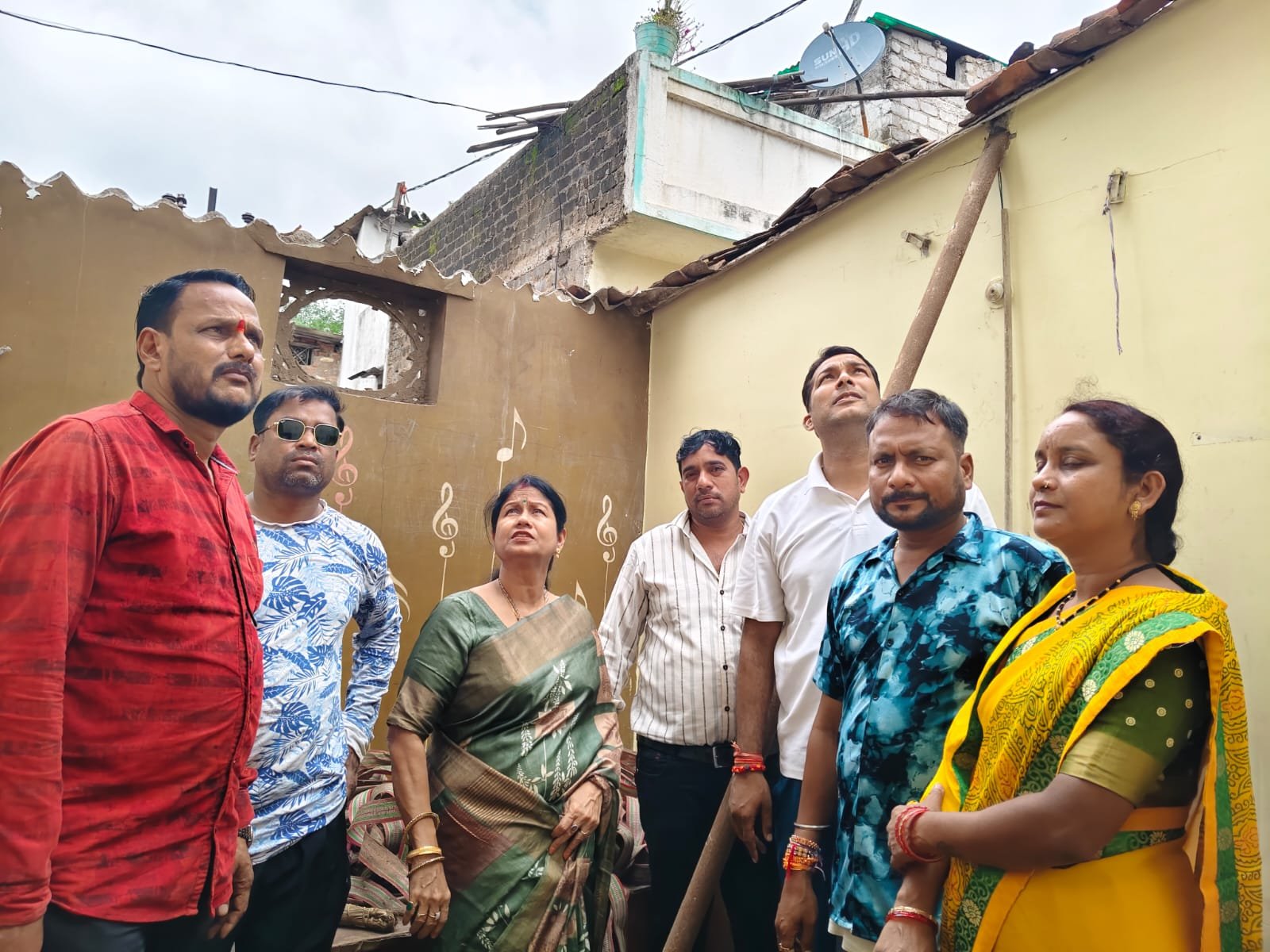 लगातार बारिश से कैलाश नगर में छानी वाले मकान की छत गिरी, महापौर ने मौके पर पहुंचकर लिया जायजा