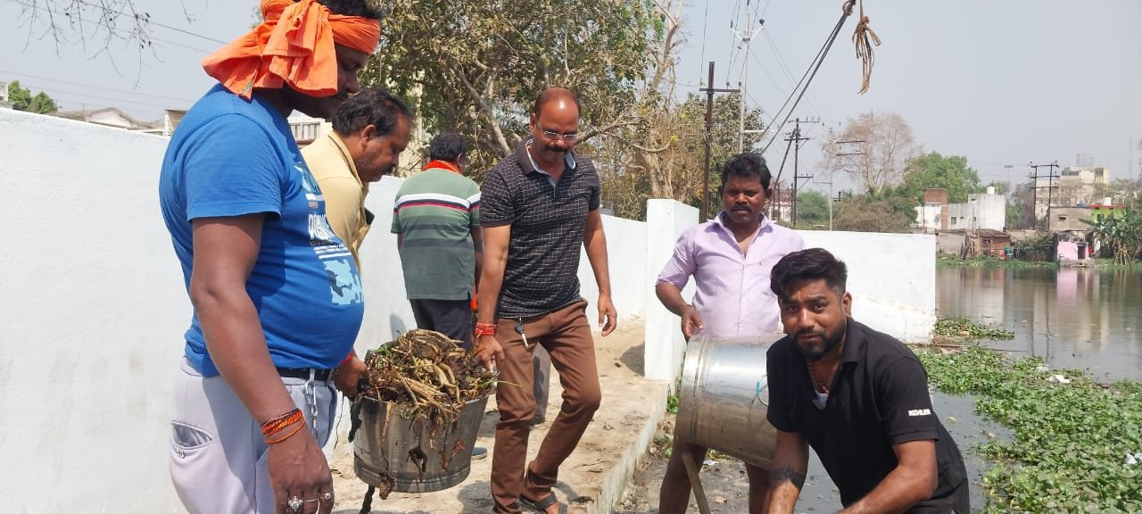 पार्षद गुलाब वर्मा ने साथियों के संग श्रमदान कर कचहरी तालाब की सफाई की..