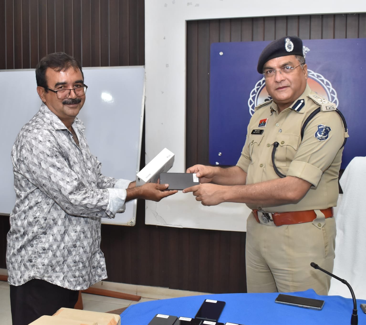 दुर्ग पुलिस ने 200 गुम मोबाइल खोजकर लौटाए, 60 लाख रुपये की संपत्ति वास्तविक मालिकों को सौंपी