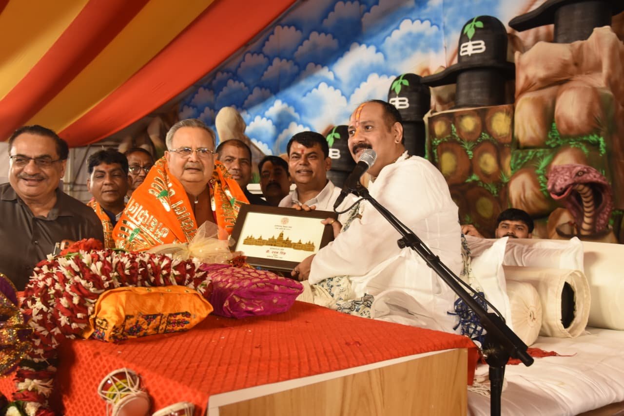 शिव महापुराण कथा सुनने पहुंचे विधानसभा अध्यक्ष डॉ. रमन सिंह