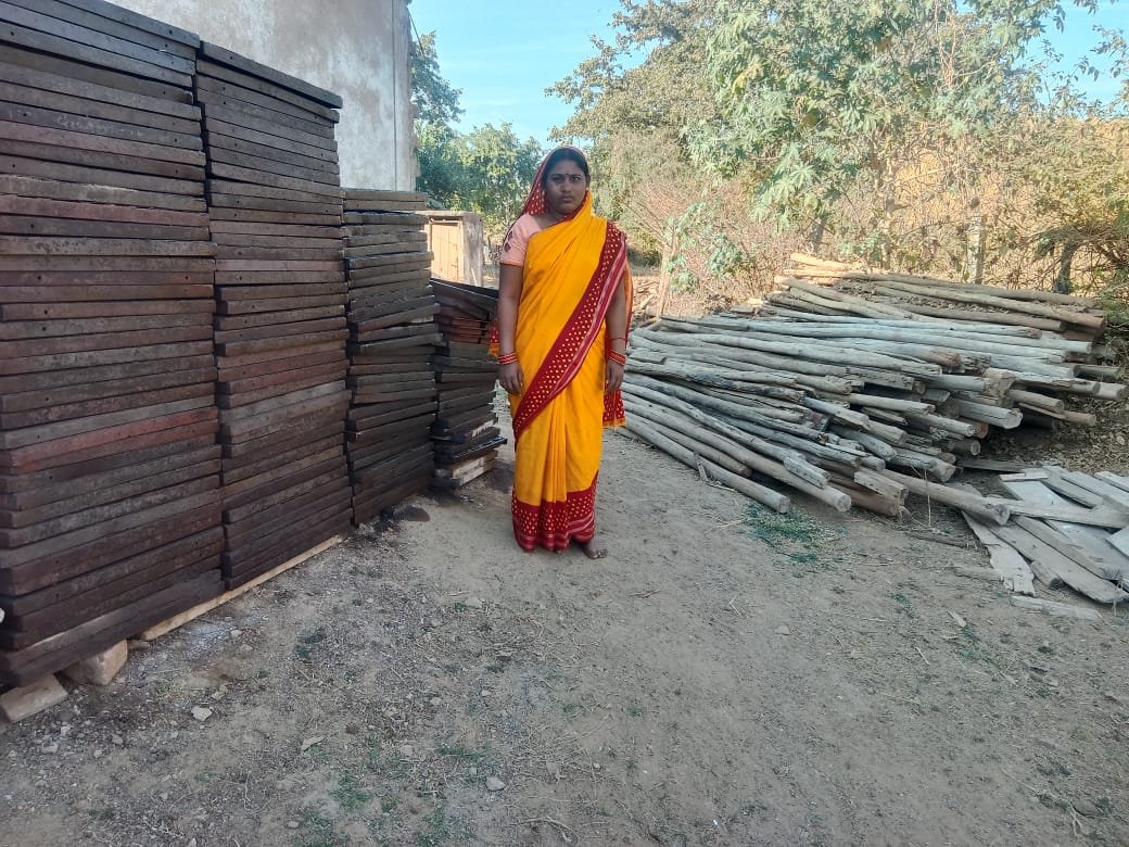 प्रधानमंत्री आवास योजना के हितग्राहियों को सेंट्रिंग प्लेट उपलब्ध कराकर सुनीता धनकर बनीं ‘लखपति दीदी’