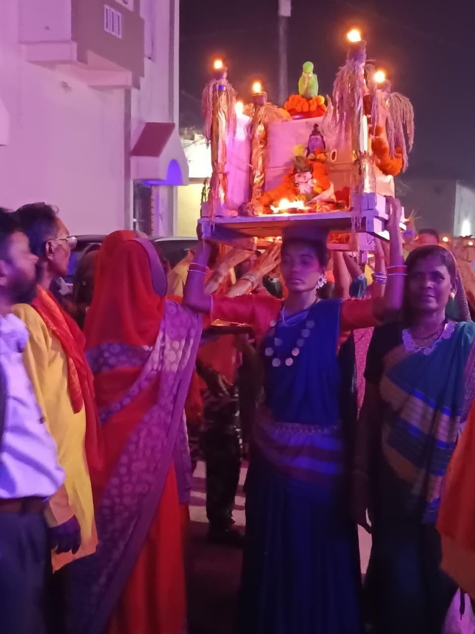 गौरा-गौरी की शोभायात्रा धूमधाम से संपन्न