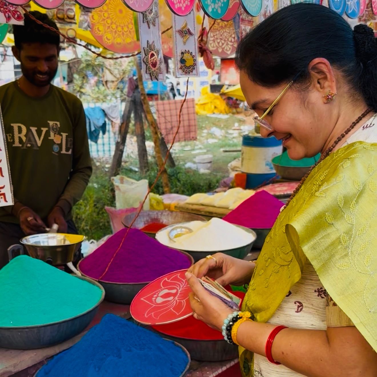 स्वदेशी को प्रोत्साहन देने सांसद श्रीमती पारधी ने ग्रामीण व स्थानीय कारीगरों से की खरीदी