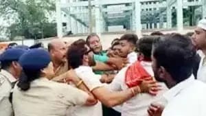 शराब घोटाले में चैतन्य बघेल की गिरफ्तारी के विरोध में कांग्रेस का हंगामा
