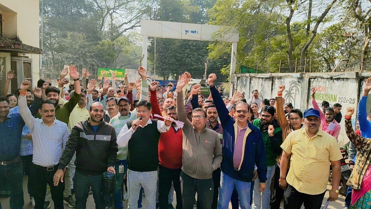 नगर निगम कर्मचारियों का आंदोलन, आयुक्त को सौंपा मांगों का ज्ञापन