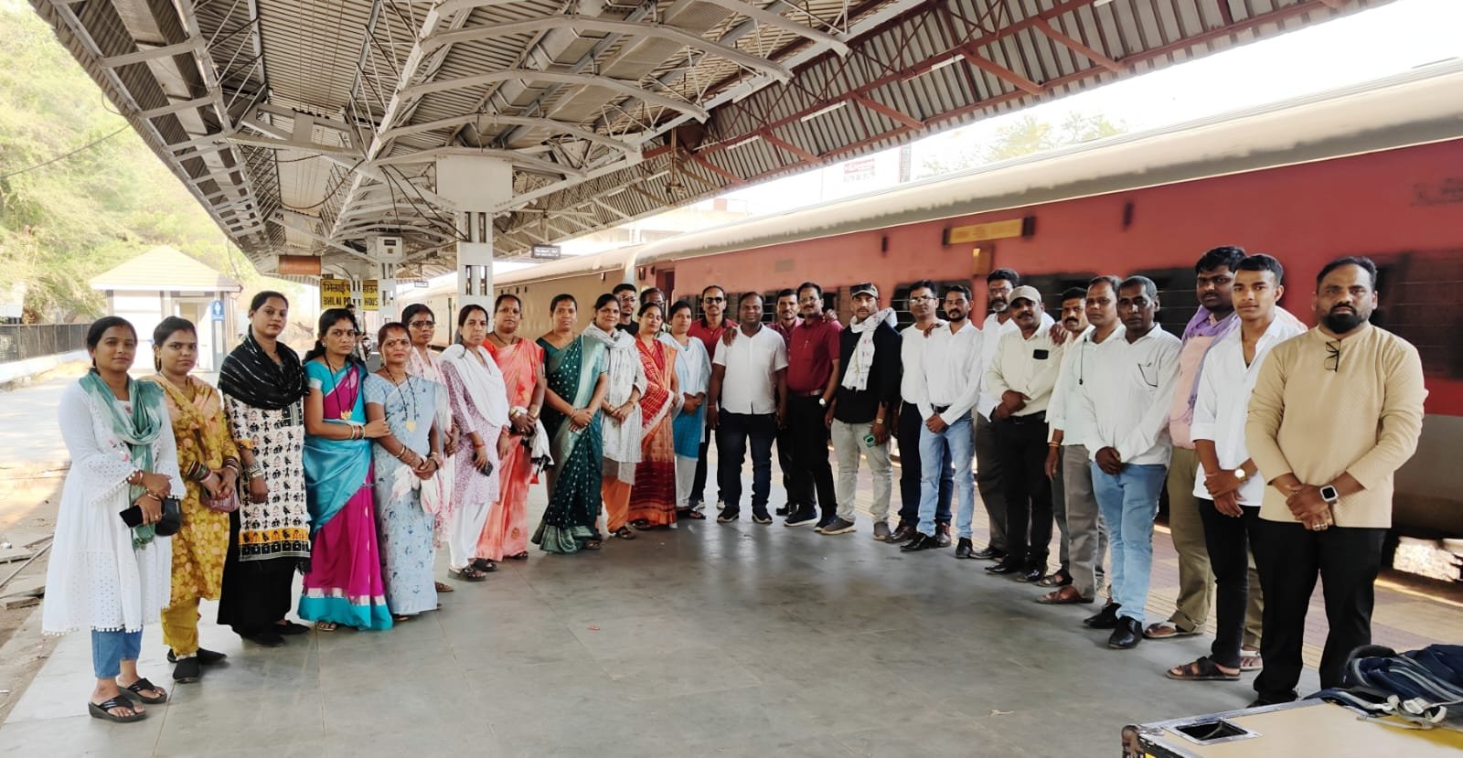 भीषण गर्मी में शीतल जलसेवा से रेलयात्रियों को दी राहत 