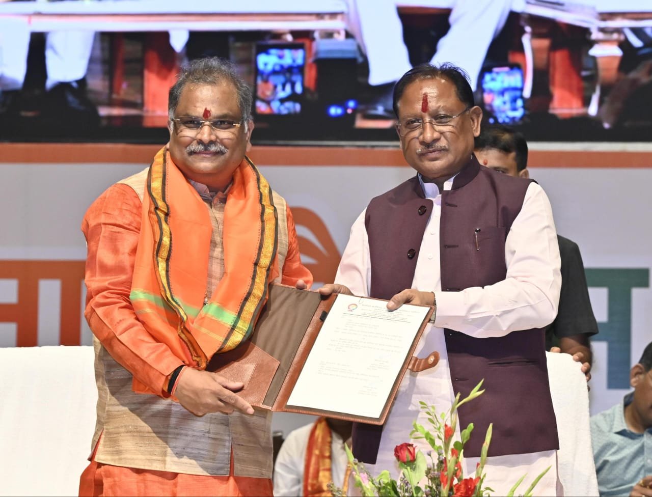 मुख्यमंत्री विष्णुदेव साय ने छत्तीसगढ़ स्टेट बेवरेजेस कॉर्पोरेशन के अध्यक्ष श्रीनिवास मद्दी के पदभार ग्रहण समारोह में हुए शामिल