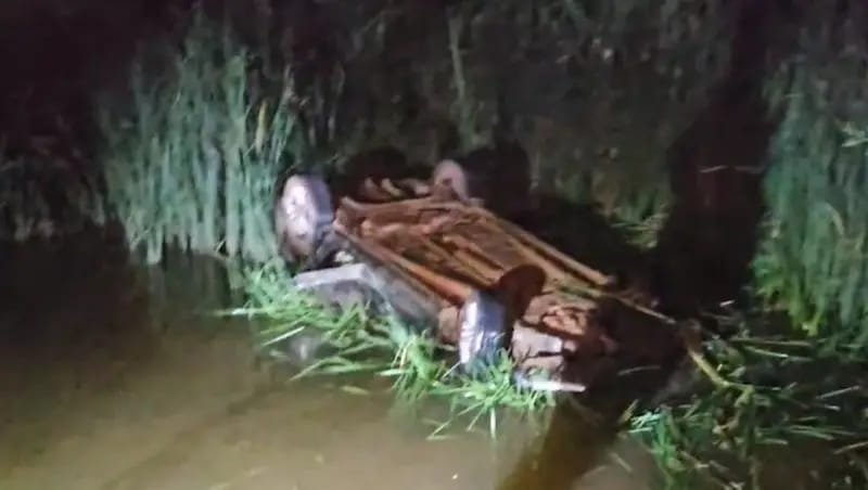 खैरागढ़-धमधा मार्ग पर दर्दनाक हादसा, पानी से भरे गड्ढे में कार गिरने से एक की मौत