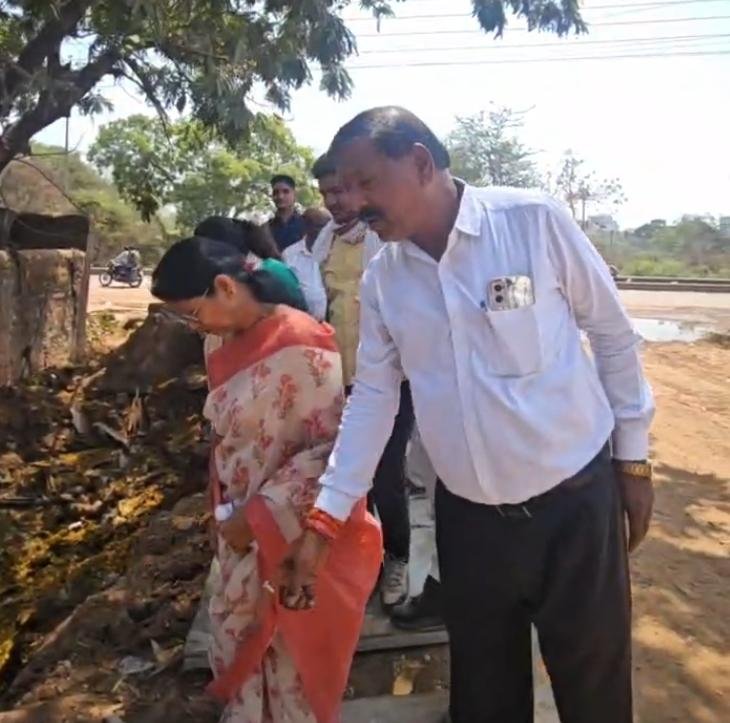 सिकोला नाला निर्माण कार्य का महापौर अलका बाघमार ने किया निरीक्षण