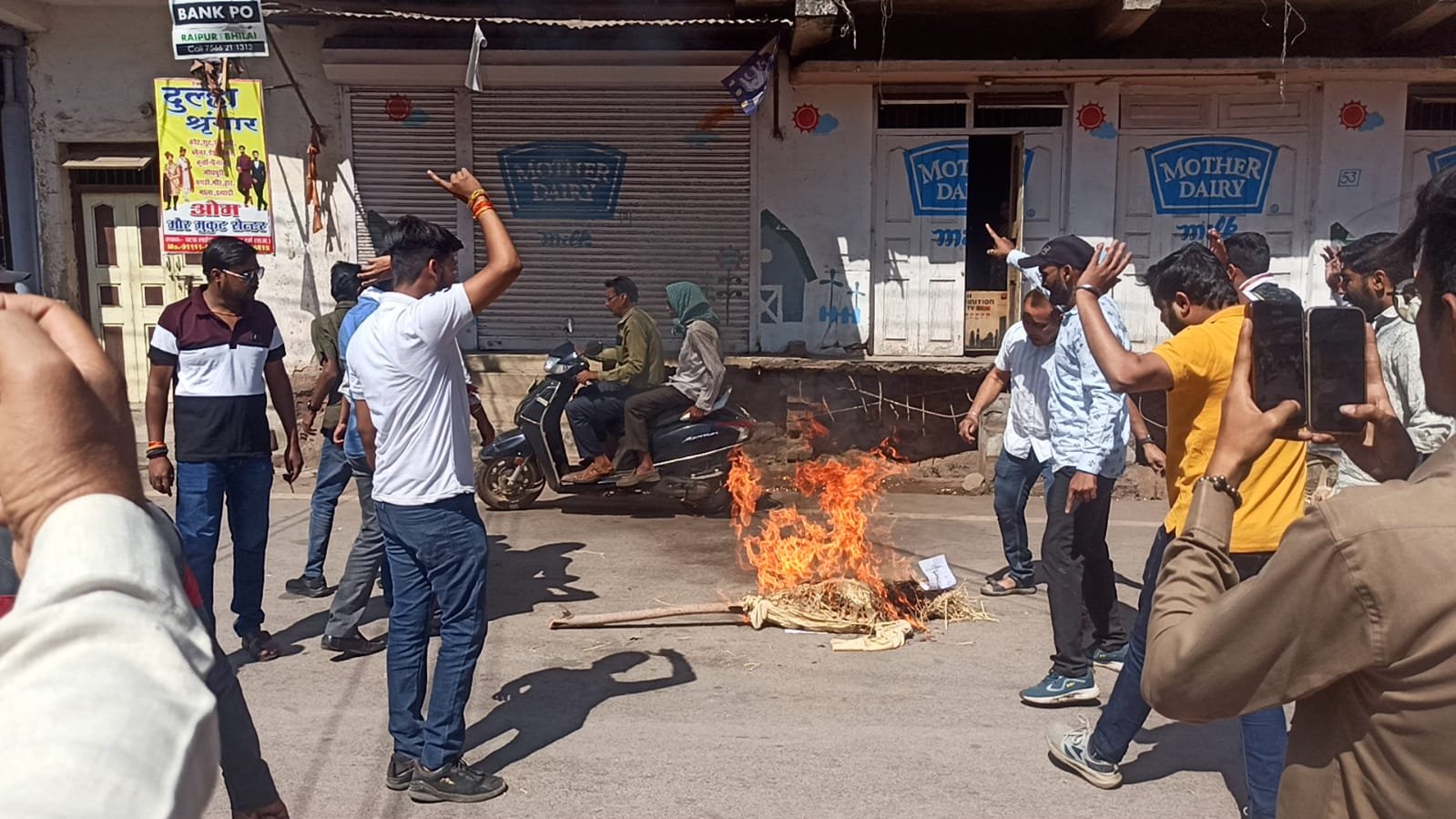 कांग्रेसियों ने किया ईडी व केन्द्र की भारतीय जनता पार्टी सरकार का पुतला दहन.. 