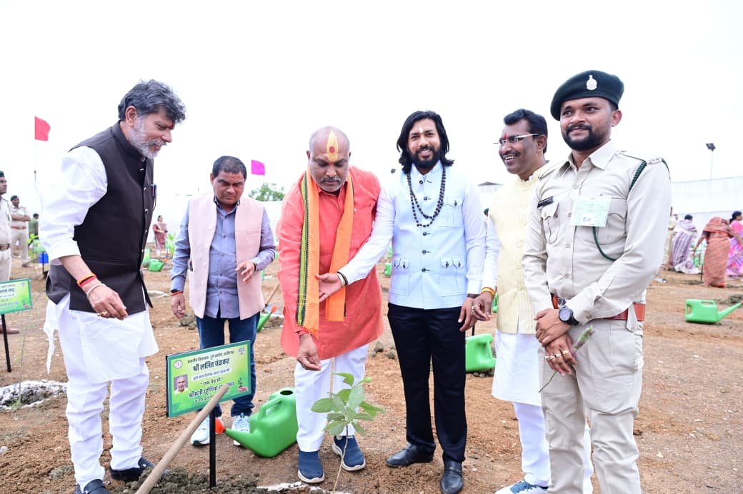 विधानसभा परिसर में विधायक ललित चंद्राकर ने मां की स्मृति में लगाया बादाम का पौधा