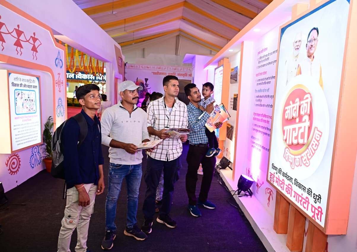 लोगों ने जनसम्पर्क विभाग की फोटो प्रदर्शनी को सराहा