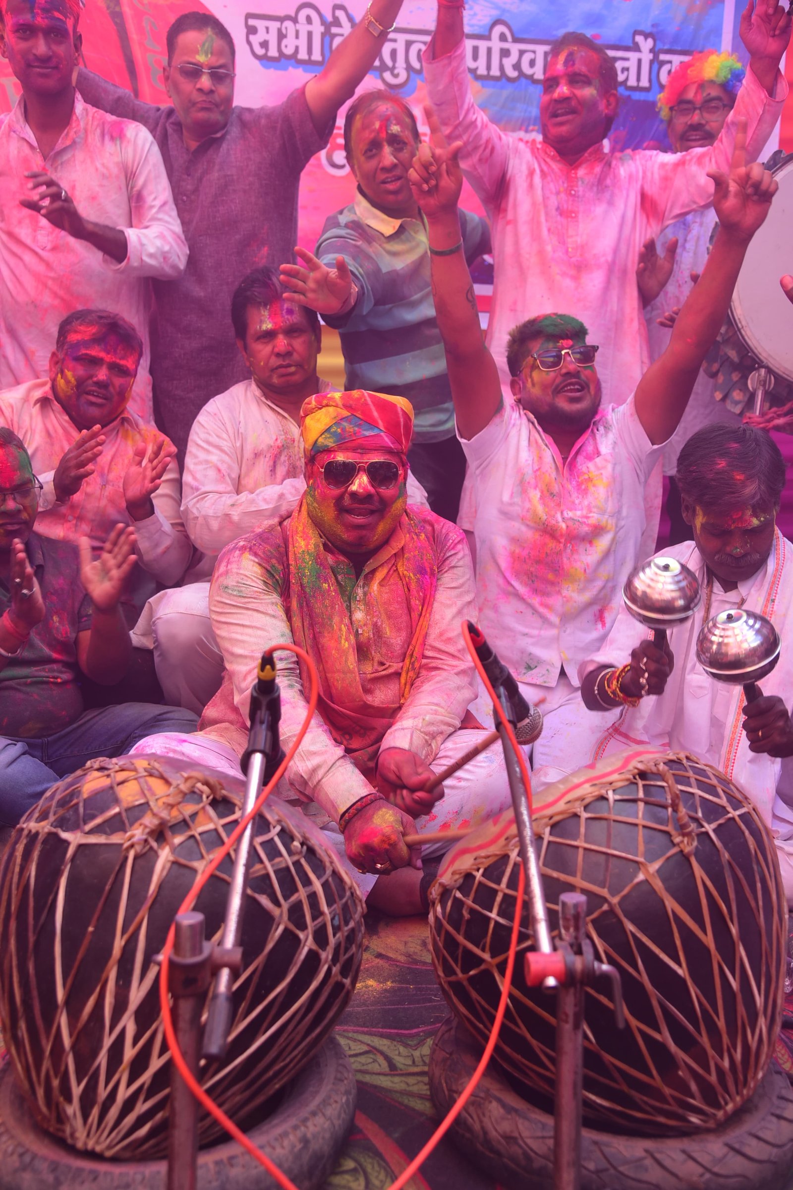 विधायक गजेन्द्र यादव संग नगाड़े की थाप पर थिरके शहरवासी, विधायक निवास में होली मिलन सम्पन्न