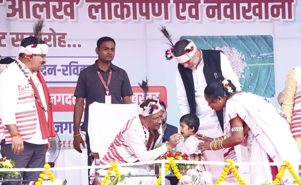 मुख्यमंत्री विष्णुदेव साय का आत्मीय और वात्सल्यपूर्ण व्यवहार : नन्ही बच्ची भूमिका बघेल को दुलारते हुए खिलाया महुआ लड्डू