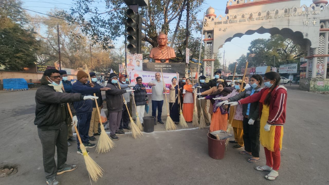 दुर्ग ग्रामीण विधायक ललित चंद्राकर ने स्वच्छता अभियान में शामिल हुए 