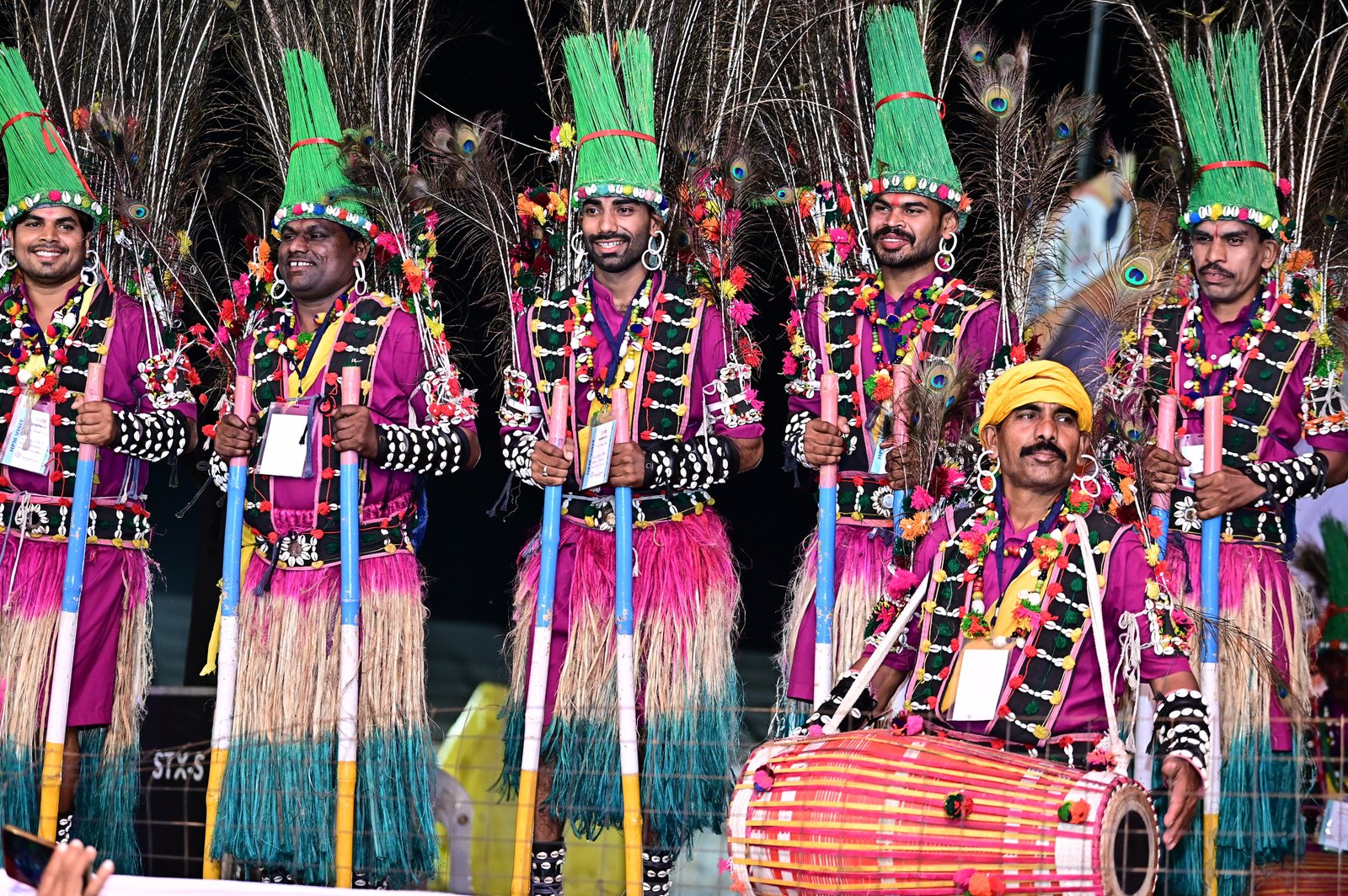 रजत जयंती छत्तीसगढ़ राज्य स्थापना दिवस पर बिलासपुर के गेड़ी नृत्य दल की प्रस्तुति का प्रधानमंत्री नरेंद्र मोदी ने लिया आनंद