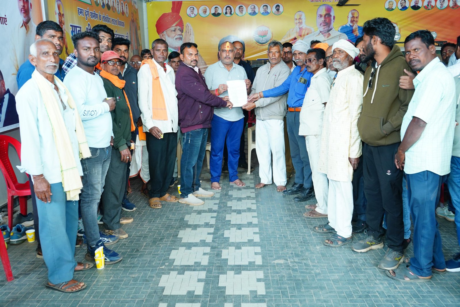 बोरी लिटिया 132/33 के.व्ही. लाइन टॉवर बेस निर्माण कार्य से प्रभावित किसानों ने विधायक ललित चंद्राकर से मुलाकात कर समस्याओं से अवगत कराया