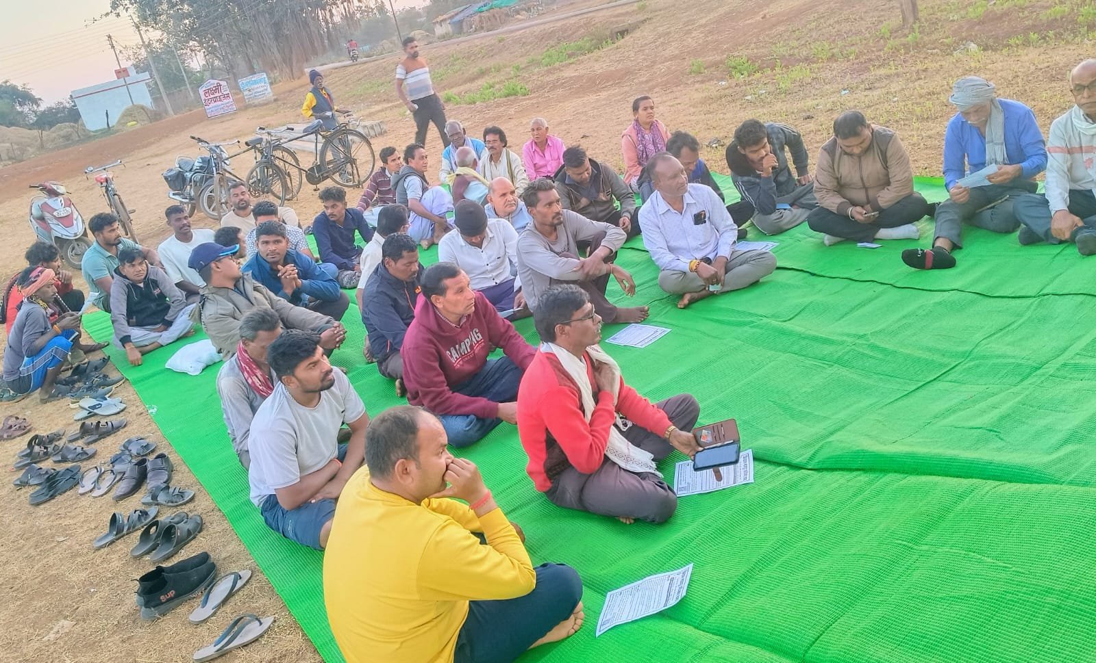 किसानों का आरोप - सक्षम अधिकारी के आदेश के बिना टावर निर्माण सर्वे के बहाने खेतों में प्रवेश कर रहे हैं