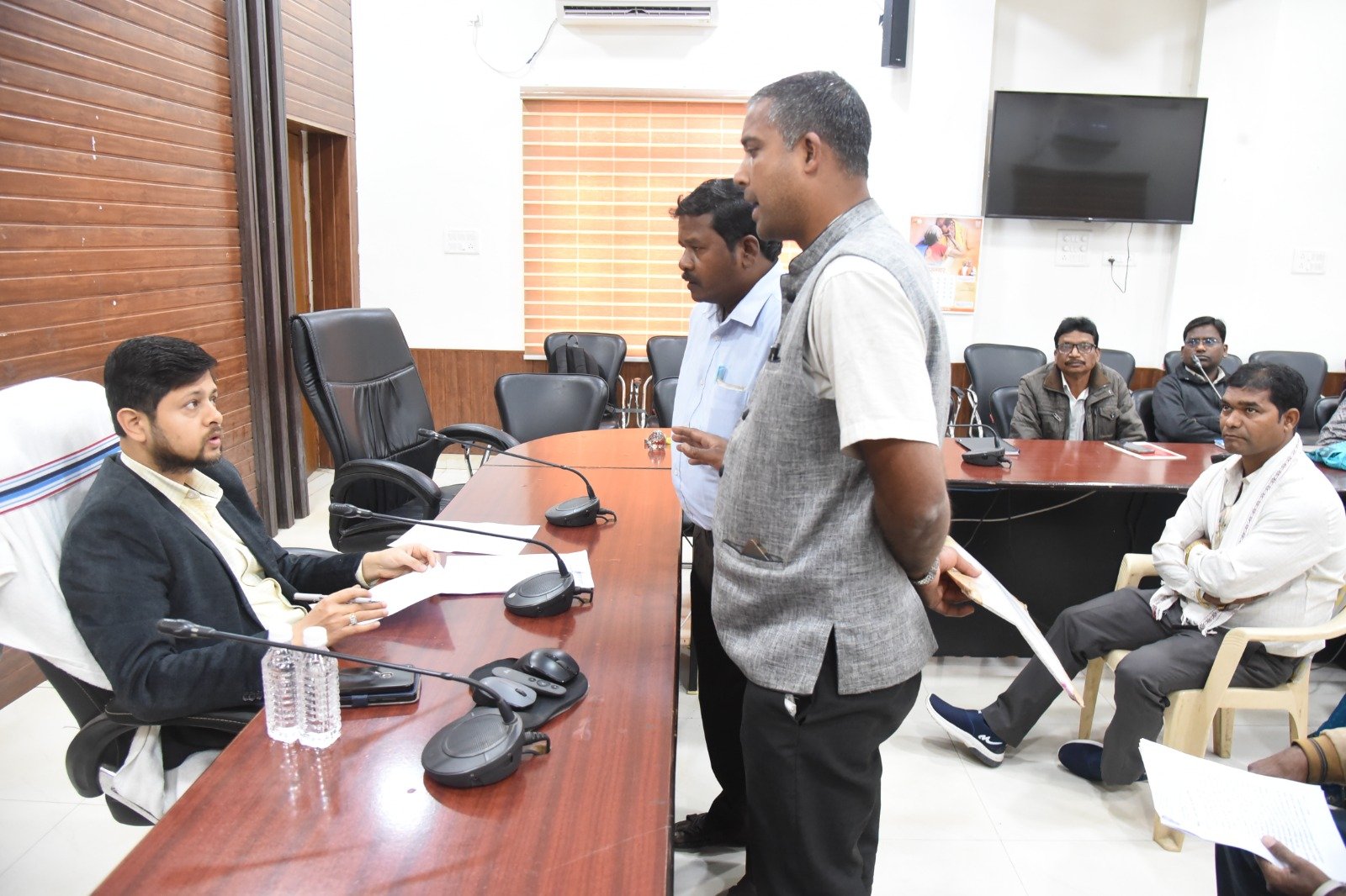 मुख्य सड़क पर अवैध रूप से फल विक्रेताओं एवं अन्य दुकानों के लगने से आवागमन में हो रही कठिनाइयां