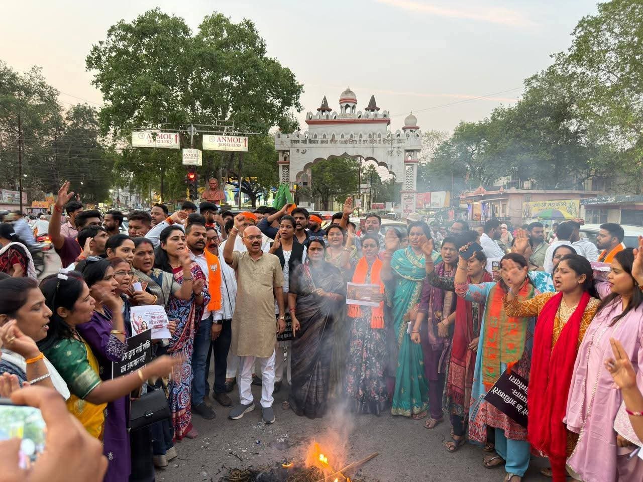 नारी शक्ति वंदन अधिनियम पर विरोध: दुर्ग में भाजयुमो ने किया पुतला दहन