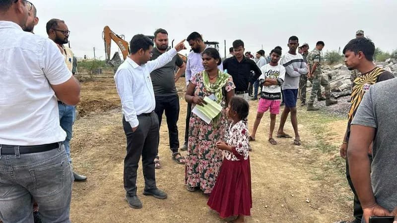 कौशल्या विहार में अवैध कब्जों पर चला प्रशासन का बुलडोजर, फर्जी दस्तावेज़ों से जमीन खरीदने वालों को भी नुकसान