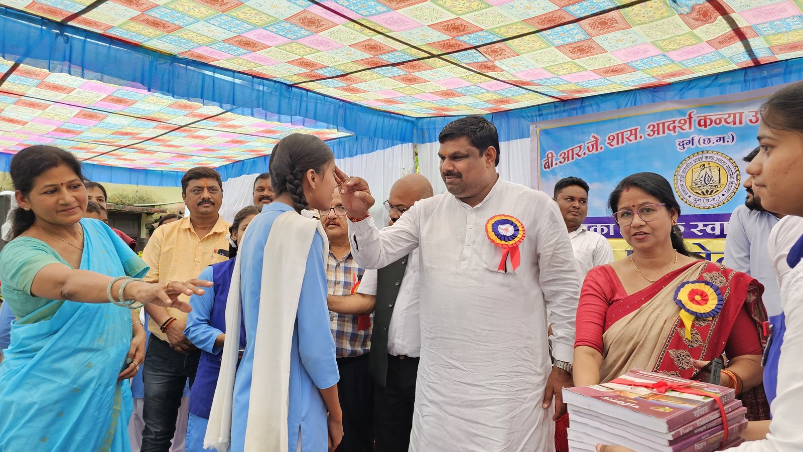 बच्चों को तिलक लगाकर विधायक गजेन्द्र यादव ने कराया स्कूल प्रवेश