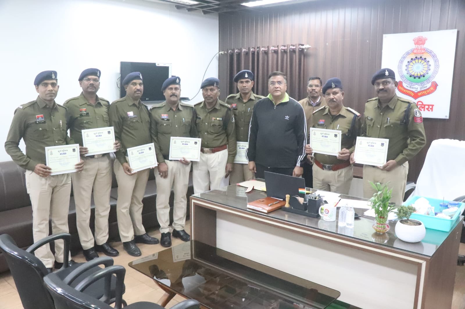 उल्लेखनीय कार्य पर 2 अधिकारी एवं 6 कर्मचारी सम्मानित, एसएसपी दुर्ग ने किया पुरस्कृत