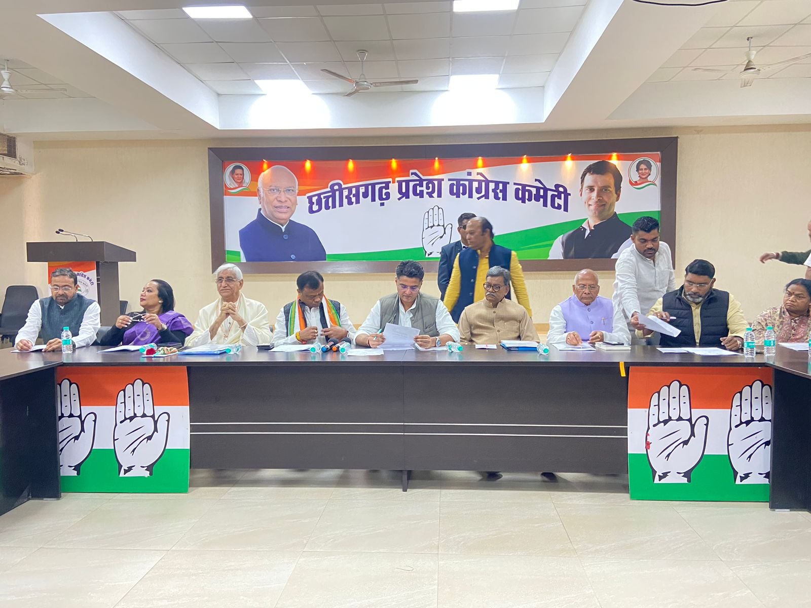 रायपुर में कांग्रेस की रणनीतिक बैठक, सचिन पायलट की मौजूदगी में वरिष्ठ नेताओं का मंथन