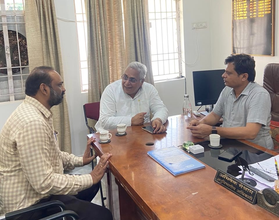 धमधा नाका ओवरब्रिज की जर्जर हालत और सड़कों के निर्माण में देरी पर अरुण वोरा ने जताई चिंता, PWD अधिकारियों से की चर्चा