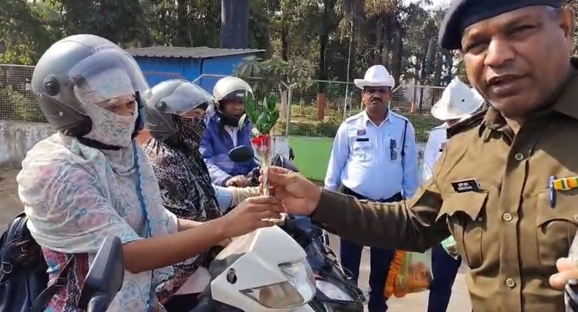 सड़क सुरक्षा माह के पांचवें दिन नियमों का पालन करने वाले वाहन चालकों का गुलाब फूल देकर सम्मान