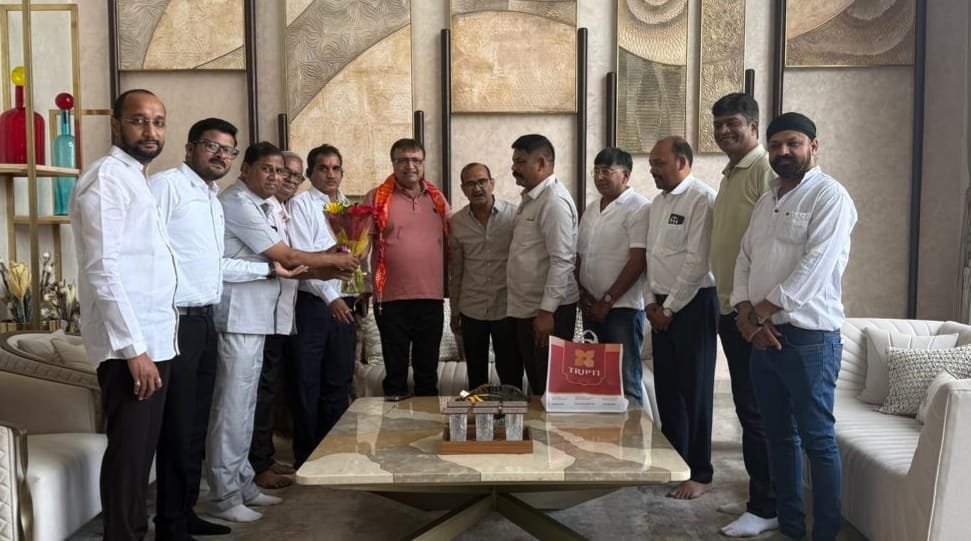 चैंबर प्रतिनिधियों ने संजय रूंगटा से उनके निवास पर सौजन्य भेंट कर होली की शुभकामनाएं दीं