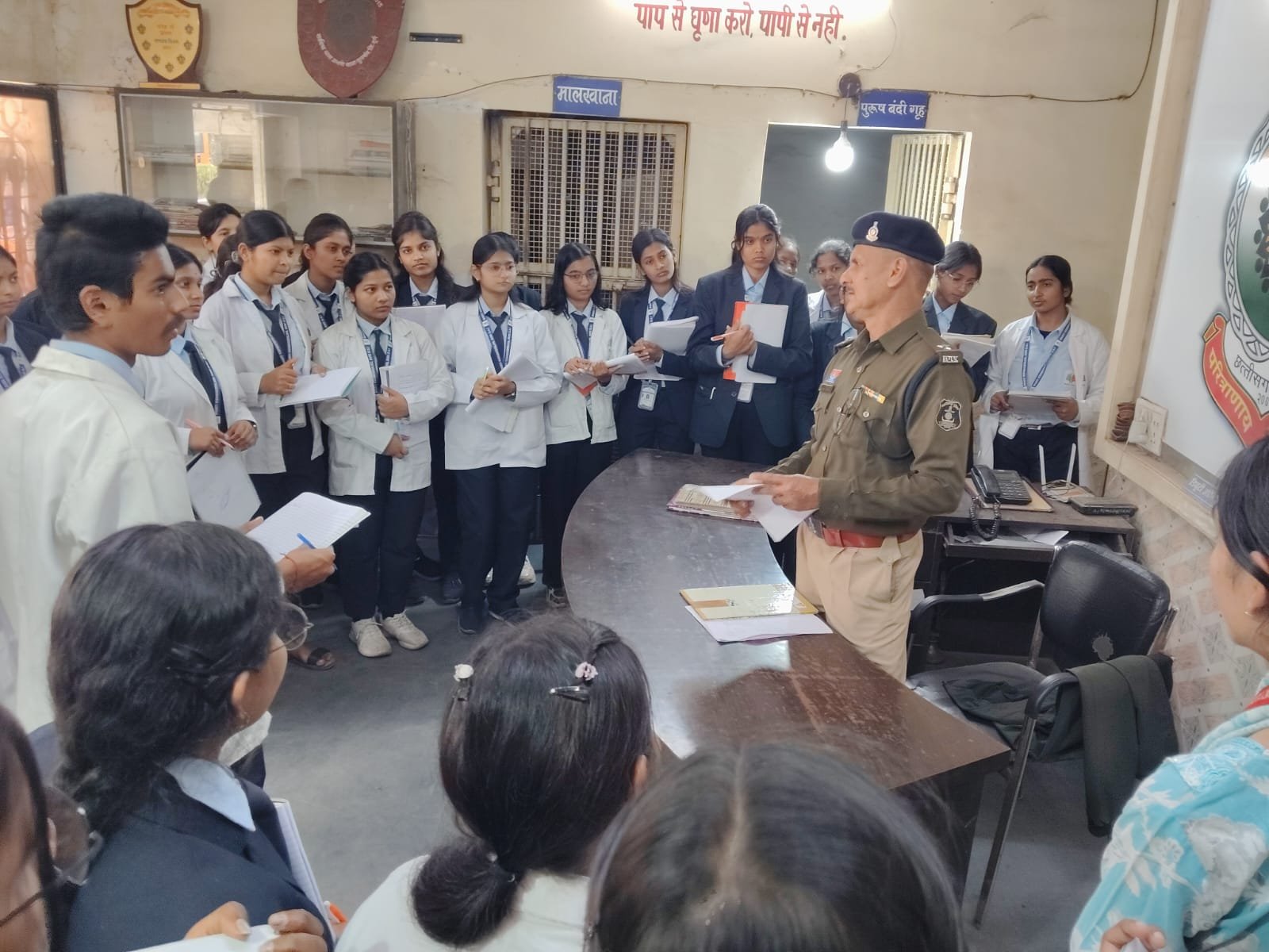 भारती महाविद्यालय के फॉरेंसिक साइंस विद्यार्थियों का थाना पुलगांव में शैक्षणिक भ्रमण