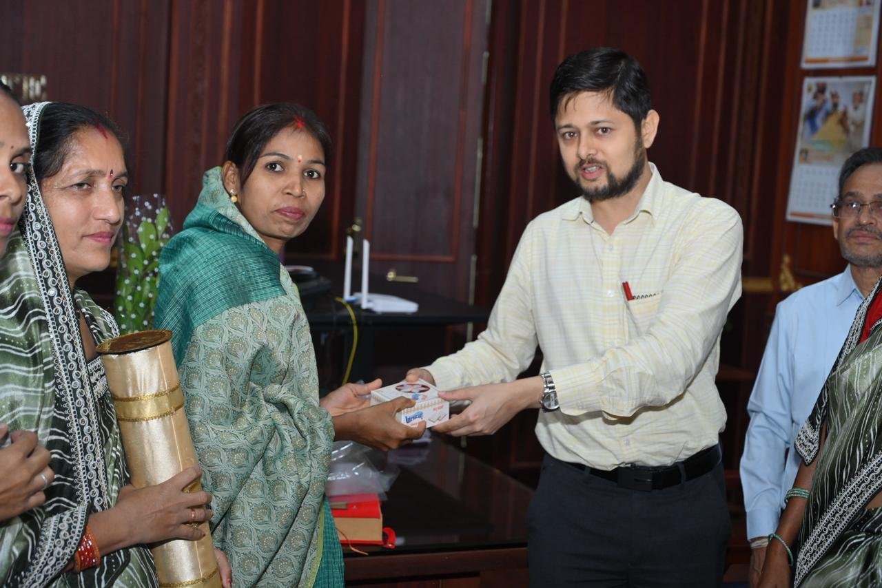 कलेक्टर श्री सिंह से मिनीमाता सम्मान से सम्मानित श्रीमती ललेश्वरी साहू ने की भेंट