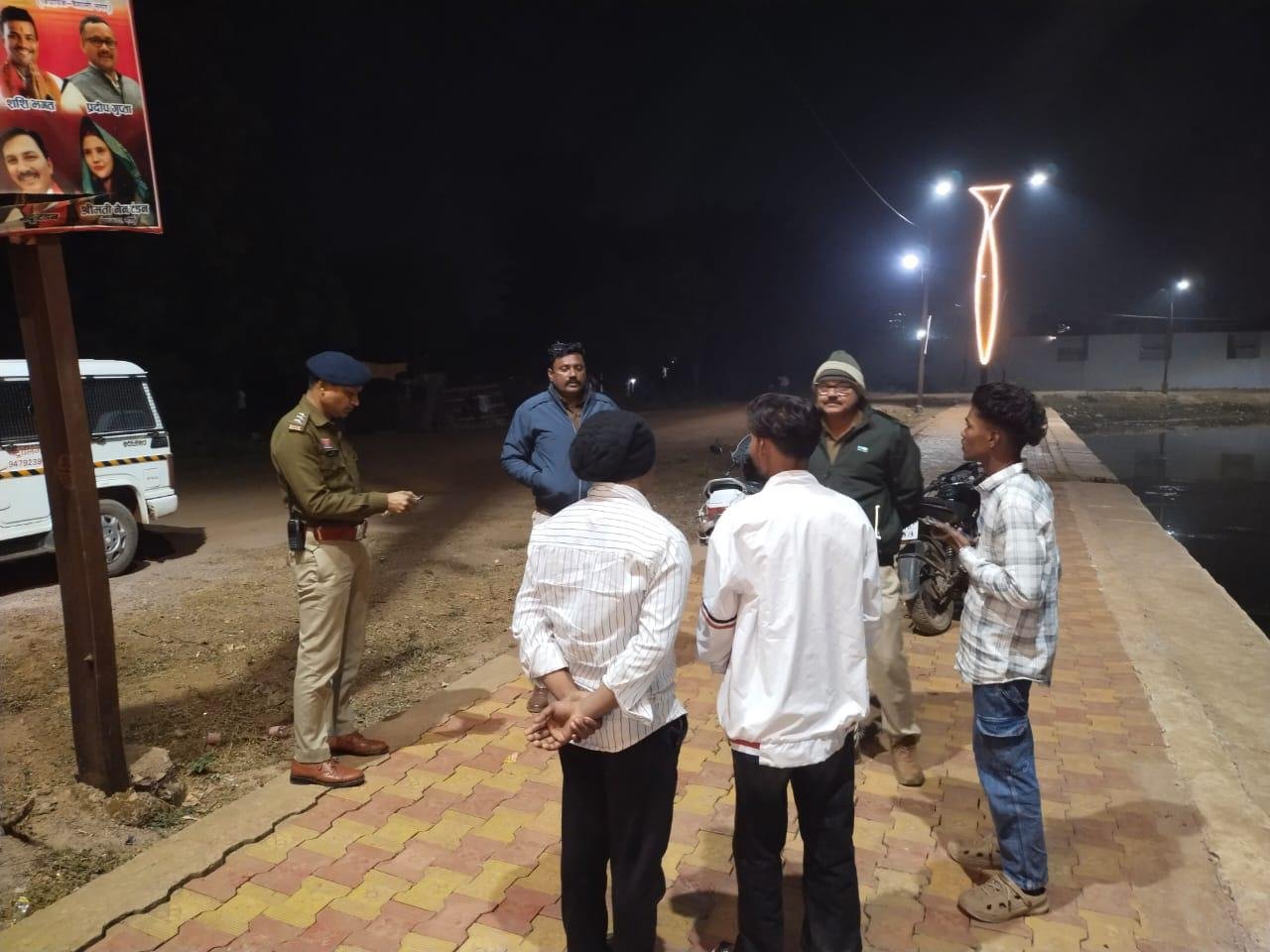 दुर्ग पुलिस का विशेष अभियान, अड्डेबाजी कर शराब पीने वालों पर सख्त कार्रवाई