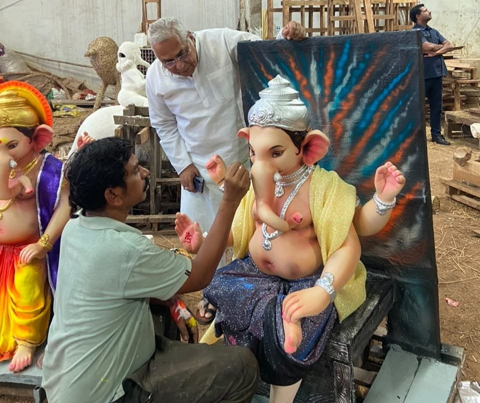 दुर्ग के थनोद में तैयार हो रही मिट्टी की हजारों मनमोहक गणपति प्रतिमाएं : अरुण वोरा
