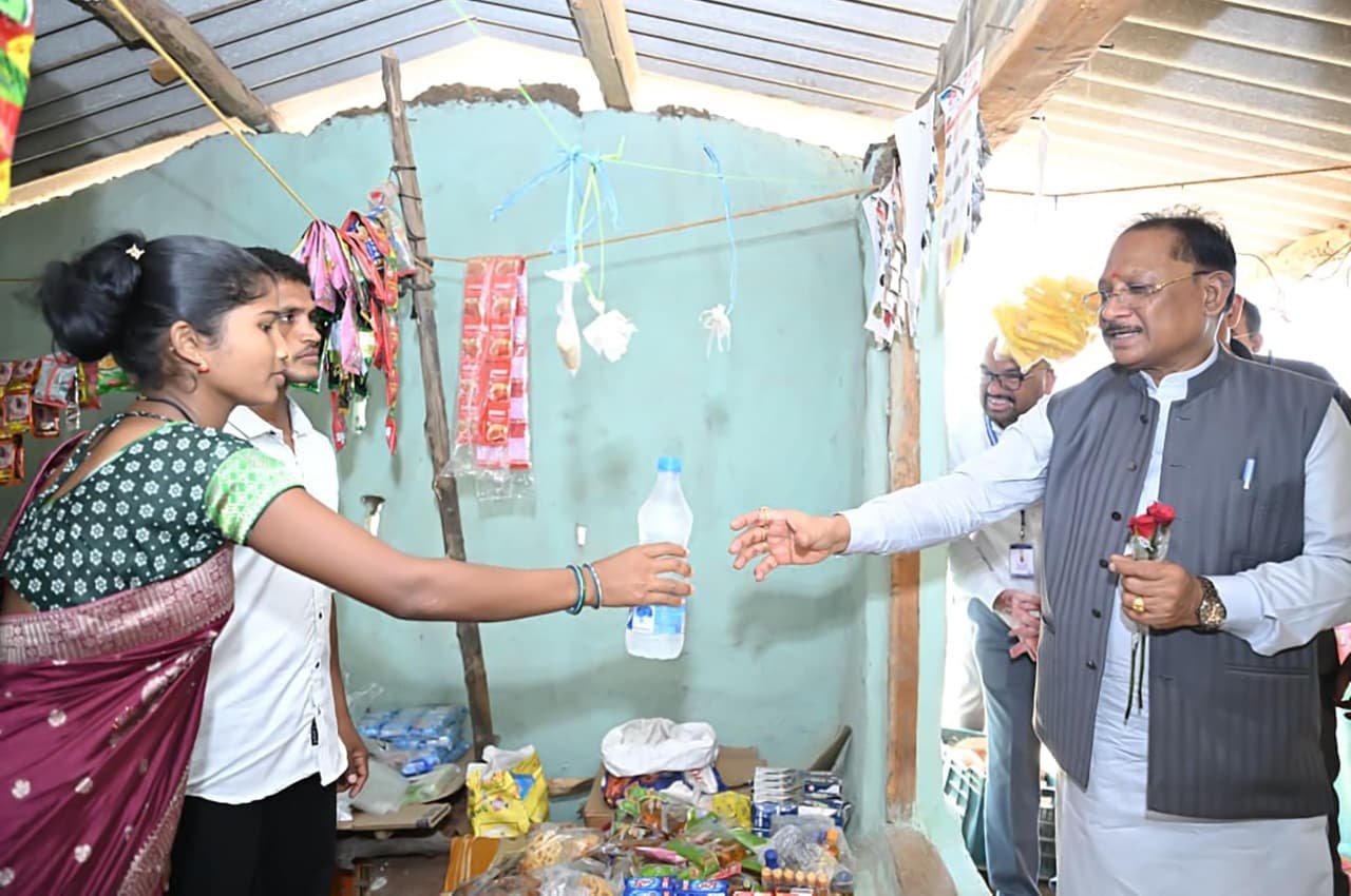 जब मुख्यमंत्री रुके एक छोटी-सी किराना दुकान पर... और सामने थी बदलाव की बड़ी कहानी