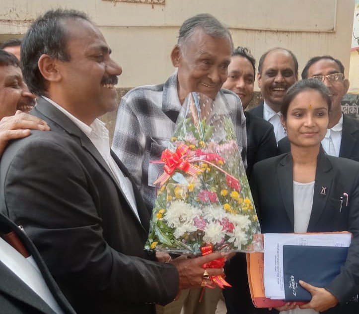 विधिवेत्ता कनक तिवारी का सम्मान किया अधिवक्ताओं ने