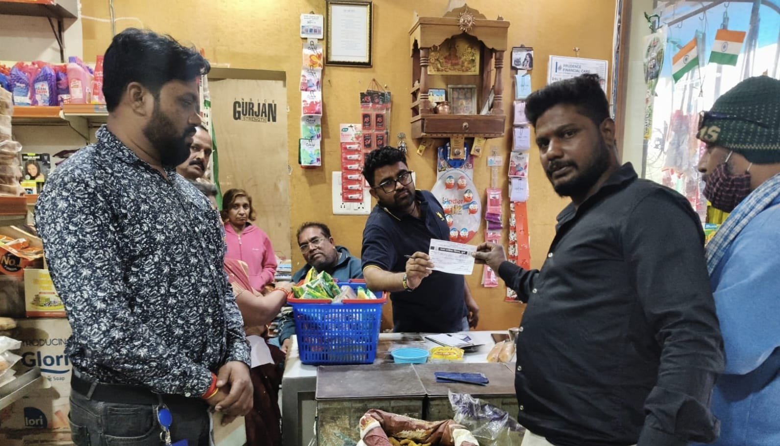 कार्रवाई के दौरान मौके पर मांझा जब्त, जय शंकर किराना स्टोर्स से 5 हज़ार का जुर्माना