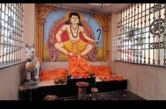 संतान प्राप्ति सहित अन्य मनोकामना पूरी होने के बाद मिट्टी से बनी हाथी और घोड़े की मूर्ति चढ़ाते हैं श्रद्धालु संतान प्राप्ति सहित अन्य मनोकामना पूरी होने के बाद मिट्टी से बनी हाथी और घोड़े की मूर्ति चढ़ाते हैं श्रद्धालु