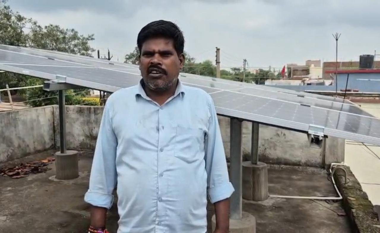 पीएम सूर्यघर मुफ्त बिजली योजना से जगमगाया दुलेश साहू का घर
