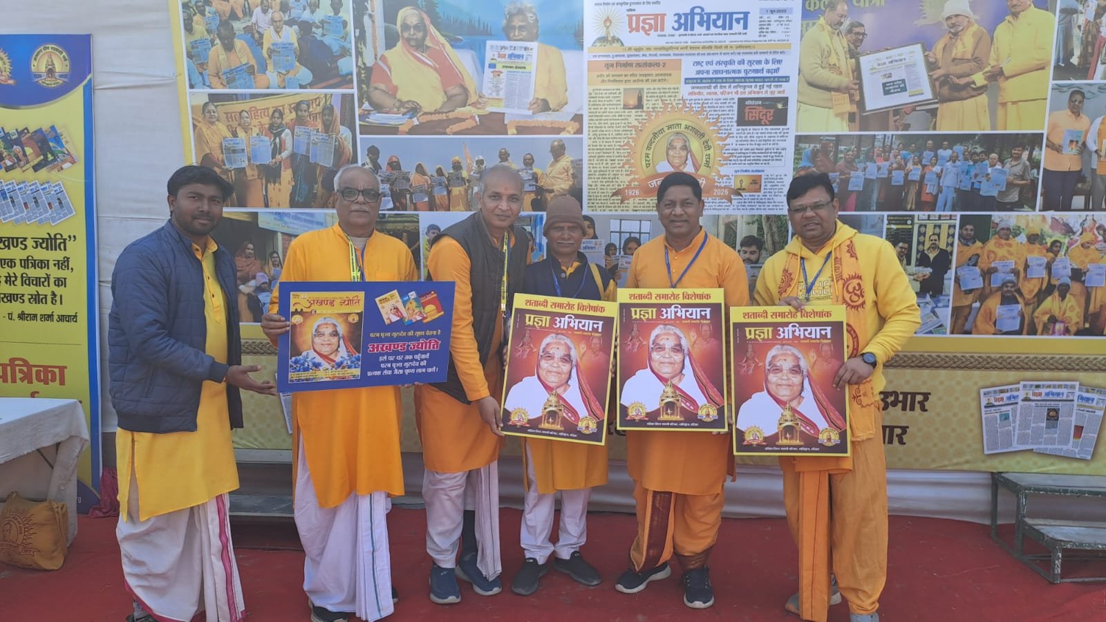 हरिद्वार से लौटे गायत्री परिवार कार्यकर्ताओं का पेंड्रा रोड स्टेशन पर आत्मीय अभिनंदन