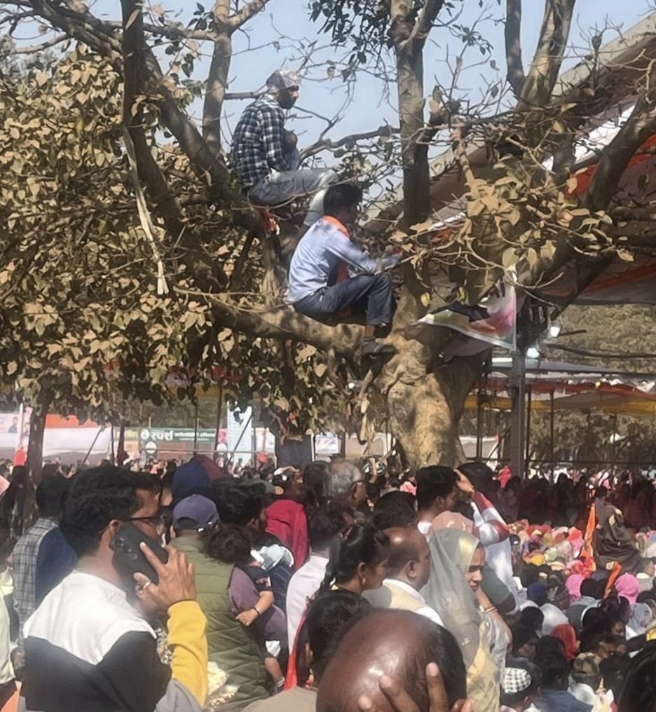 दिव्य दरबार में जगह नही मिलने से पेड़ में चढ़े श्रद्धालु को गुरुजी का मिला आर्शिवाद