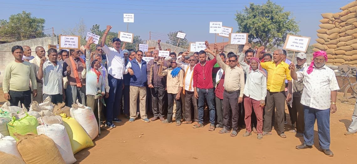धान खरीदी की लिमिट बढ़ाकर 4 हजार क्विंटल प्रतिदिन करने की मांग को लेकर करंजा भिलाई धान खरीदी केंद्र में किसानों का प्रदर्शन
