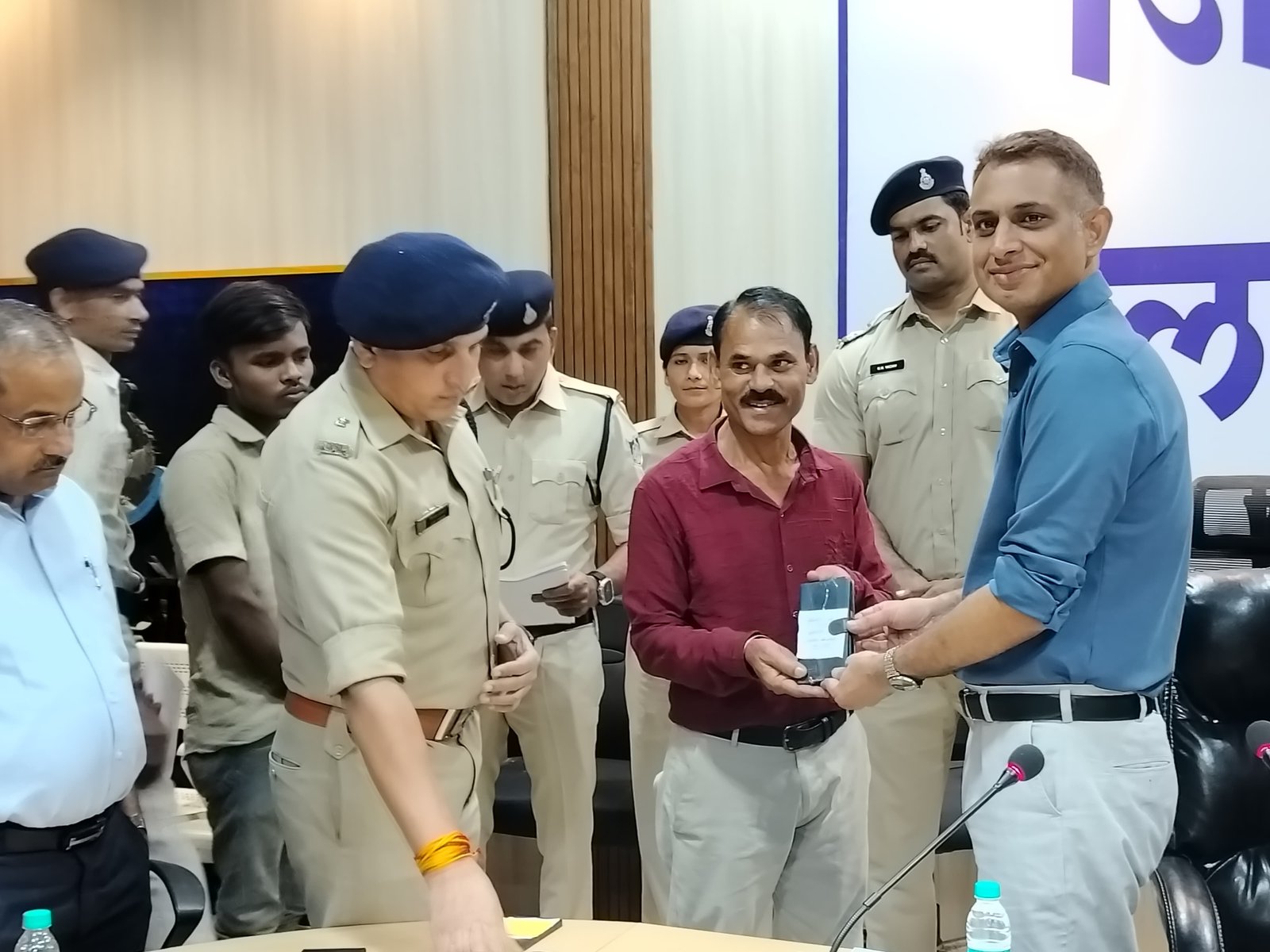 बालाघाट पुलिस  ने CEIR पोर्टल की मदद से ढूंढ निकाले 155 गुमशुदा मोबाइल फोन, आवेदकों के चेहरों पर लौटाई मुस्कानें