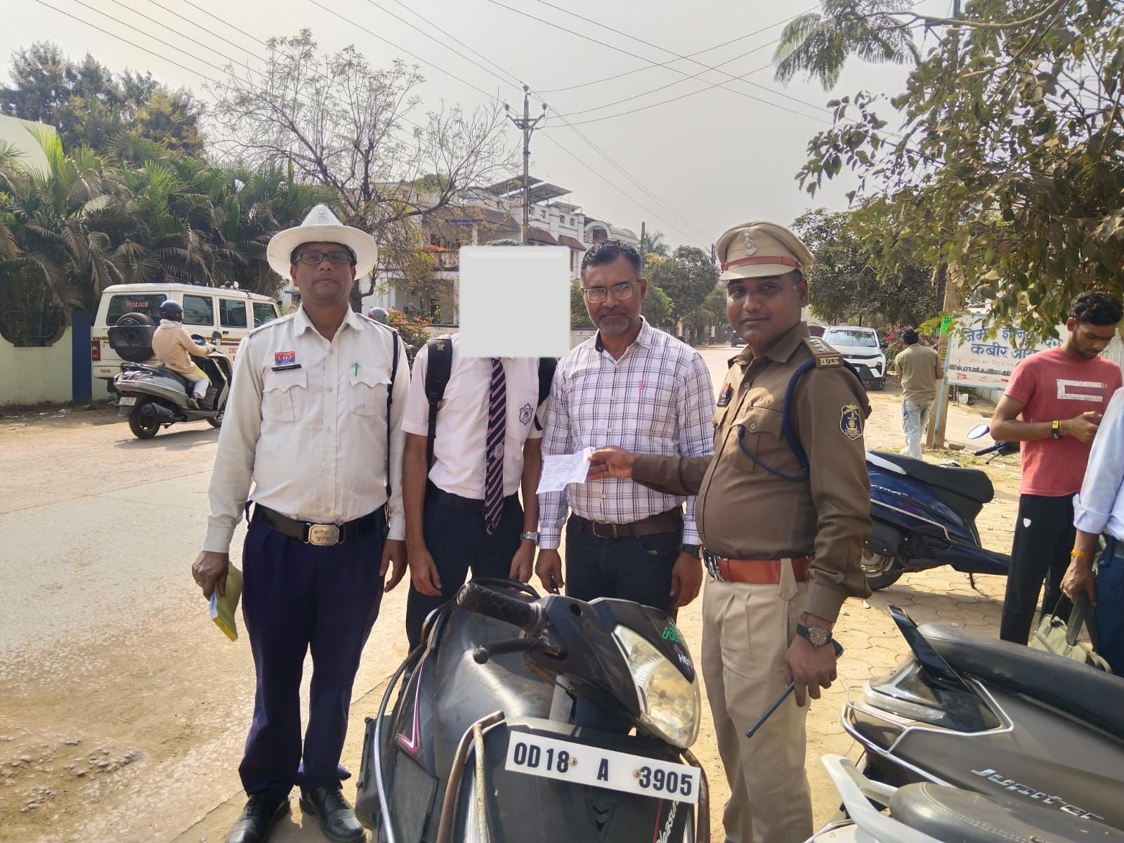 ऑपरेशन सुरक्षा के तहत स्कूल छुट्टी समय पर यातायात पुलिस की सख्त कार्रवाई