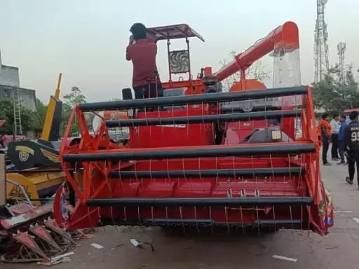 किसान को खराब हार्वेस्टर थमाया, अब धमकी दे रहा व्यापारी